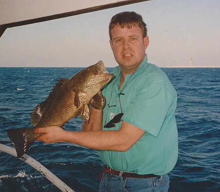 Epinephelus summana の写真 · ハルガダ近郊の紅海のリーフでダイバーが出会える種のひとつ